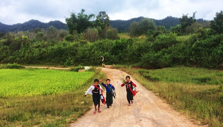 Nens corrent als camps de Kalaw
