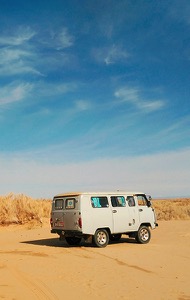 Furgoneta en el desierto de Mongolia
